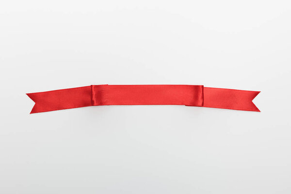 верхний вид красной декоративной ленты изолирован на белом
