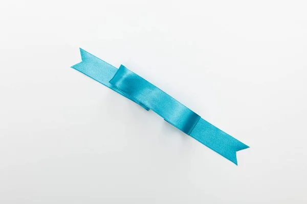 Vista Superior Fita Cetim Decorativo Azul Isolado Branco — Fotografia de Stock