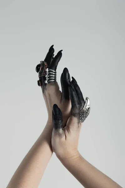 Abgeschnittene Ansicht Von Schmuckringen Auf Hexenhänden Mit Schwarzer Farbe Isoliert — Stockfoto