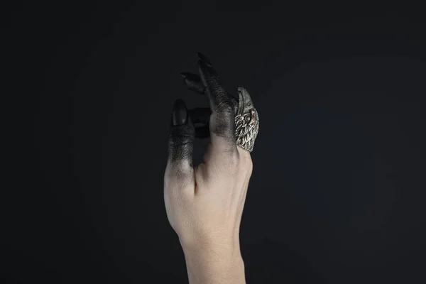 Καλλιεργημένη Άποψη Του Χεριού Μάγισσα Βαμμένο Μαύρο Χρώμα Δαχτυλίδι Κοσμήματα — Φωτογραφία Αρχείου