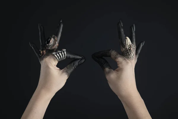 Przycięty Widok Czarnych Malowanych Rąk Czarownicy Pierścieniami Biżuterii Izolowane Czarno — Zdjęcie stockowe