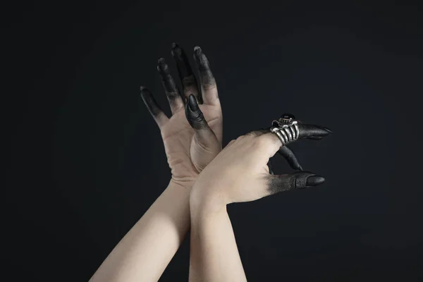 Vista Recortada Dedos Pintados Negro Manos Bruja Con Anillos Joyería — Foto de Stock