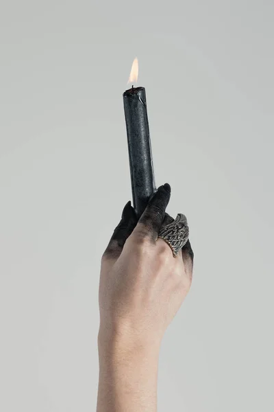 Обрезанный Вид Черной Раскрашенной Руки Ведьмы Ювелирным Кольцом Держащим Свечу — стоковое фото