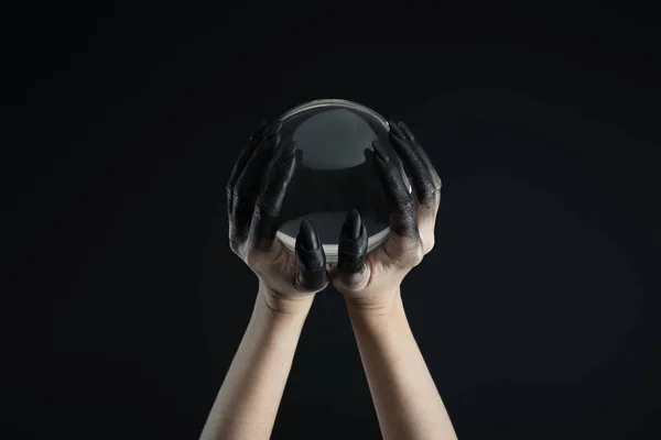 Καλλιεργημένη Άποψη Των Χεριών Μάγισσα Μαύρη Χρωστική Ουσία Κρατώντας Κρυστάλλινη — Φωτογραφία Αρχείου
