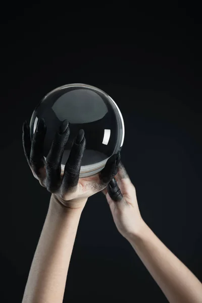 Kırpılmış Siyah Renkli Cadının Elleri Şeffaf Kristal Küreyi Siyah Üzerine — Stok fotoğraf