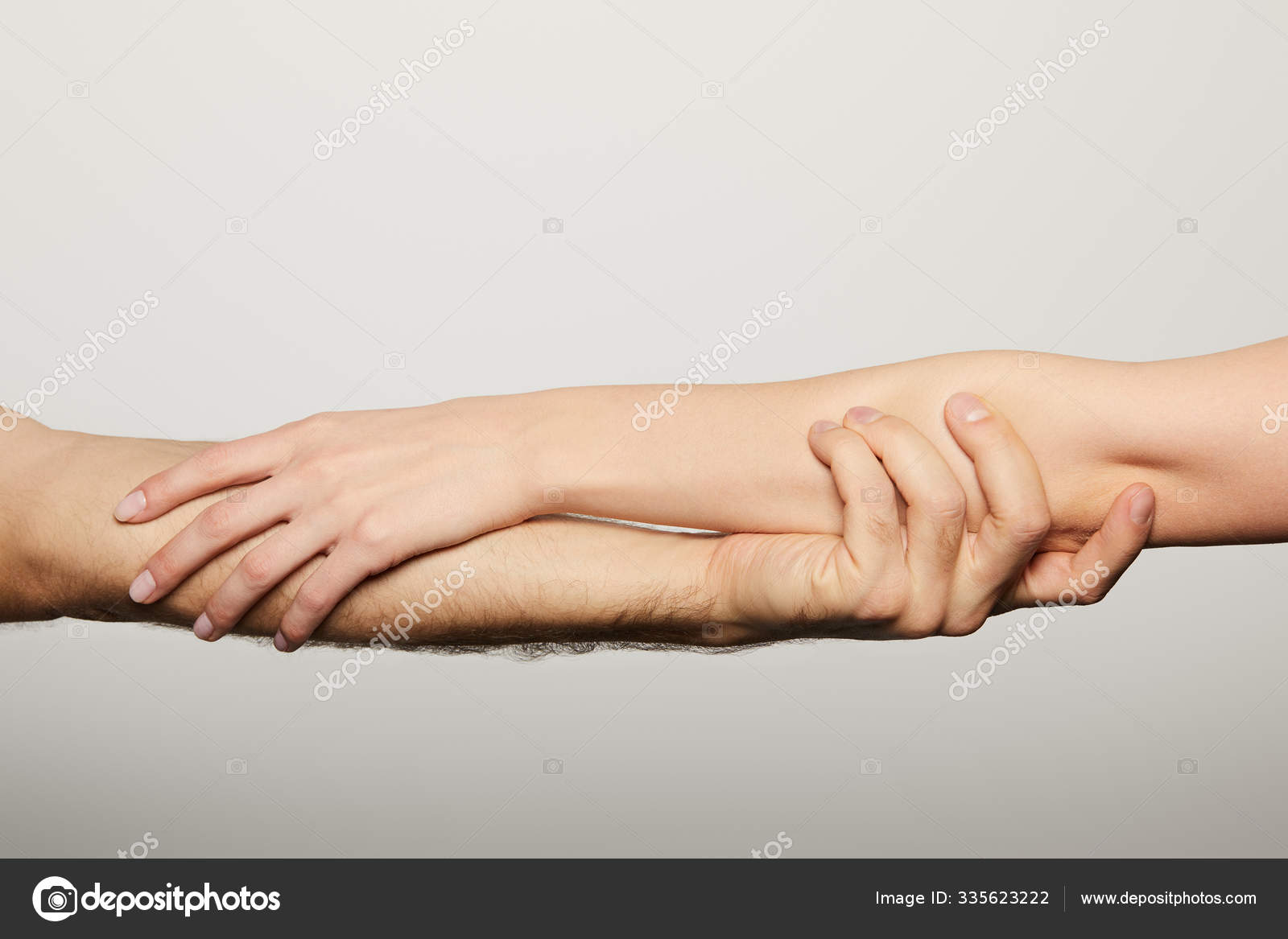 Руки обнимают. Под рукой в любых. Мужская рука на коленке. Женская рука в мужской руке. Руки на коленках.