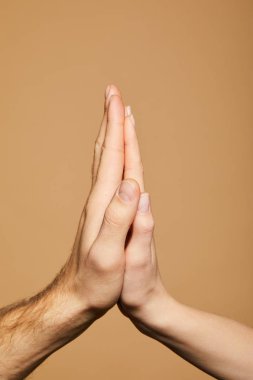 Kırpılmış bej üzerinde beşlik çakan kadın ve erkek manzarası