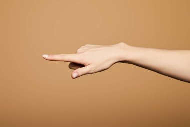 Kırpılmış bej üzerine parmak işareti yapan kadın manzarası