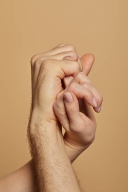 Kırpılmış bej üzerinde küçük parmakları olan kadın ve erkeğin görüntüsü