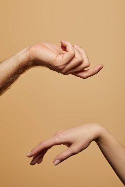Bej üzerinde izole edilmiş kadın ve erkeğin el kol hareketleri.