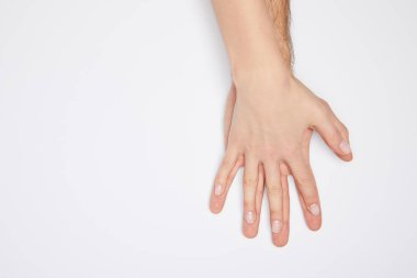 Avuç içlerine dokunan çiftin beyaza izole edilmiş üst görünümü