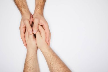 İki adamın el ele tutuşup beyazların üzerinde izole edildiği en iyi manzara.