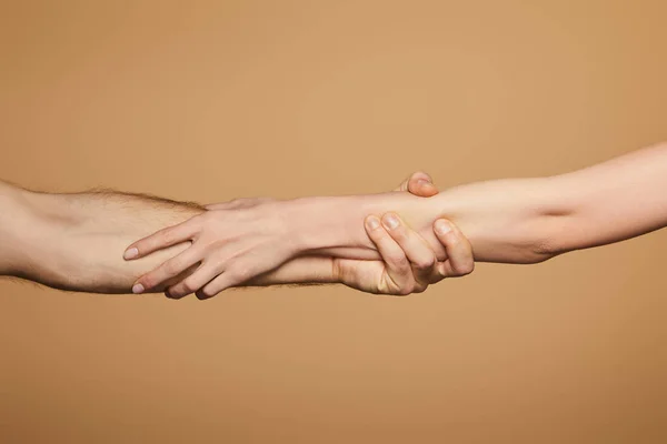 Vue Recadrée Homme Femme Tenant Les Mains Isolées Sur Beige — Photo