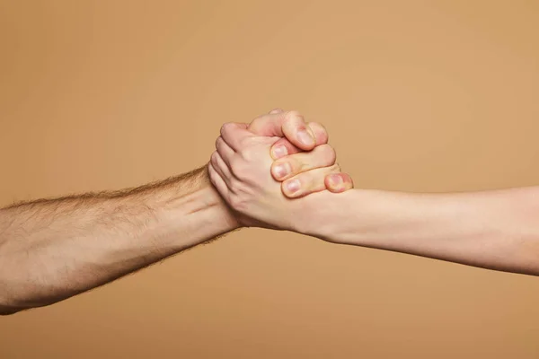 Vista Ritagliata Uomo Donna Che Tengono Mani Isolate Sul Beige — Foto Stock