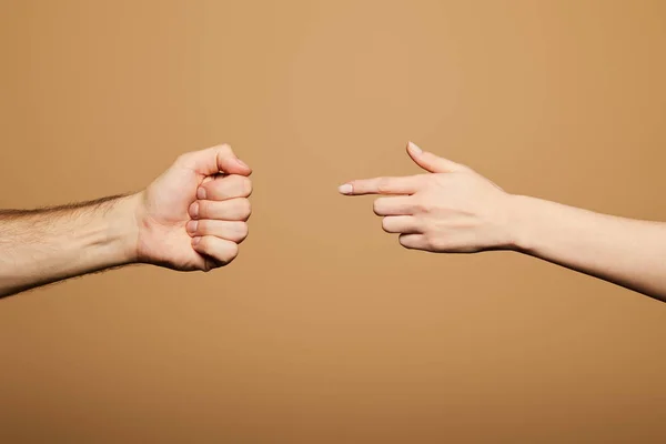 在米色上 女人用手指指著男人的拳头的剪影 — 图库照片
