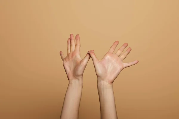 Beskuren Kvinna Som Visar Handflator Isolerad Beige — Stockfoto