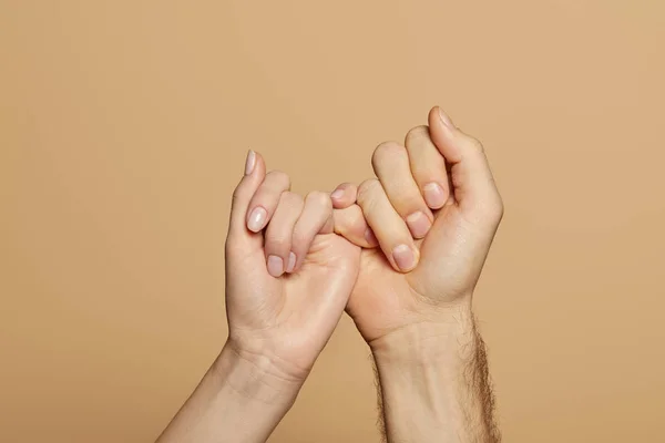 Beskuren Man Och Kvinna Håller Små Fingrar Isolerade Beige — Stockfoto