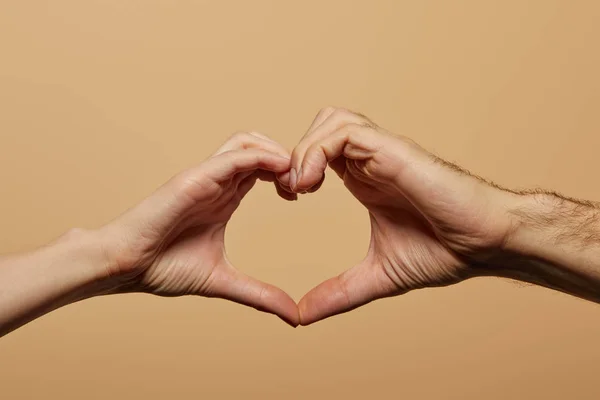 Bijgesneden Beeld Van Man Vrouw Met Hart Gebaar Geïsoleerd Beige — Stockfoto