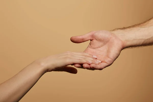 Beskuren Man Som Håller Kvinna Handen Isolerad Beige — Stockfoto