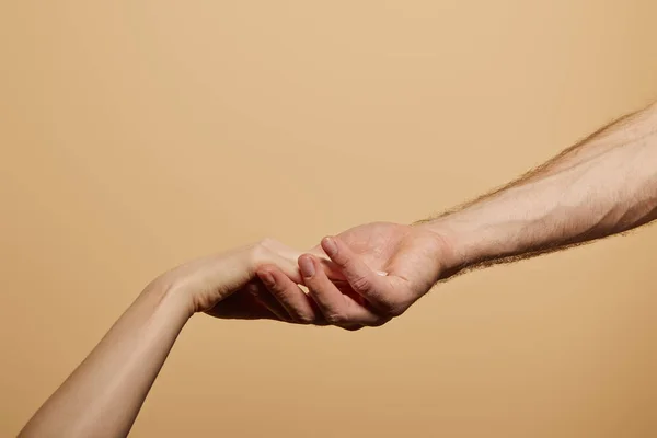 Beskuren Man Som Håller Kvinna Handen Isolerad Beige — Stockfoto