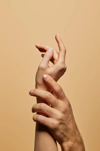 Corte Vista Homem Tocando Mão Mulher Isolado Bege — Fotografia de Stock