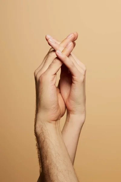 Bijgesneden Beeld Van Man Vrouw Hand Hand Geïsoleerd Beige — Stockfoto