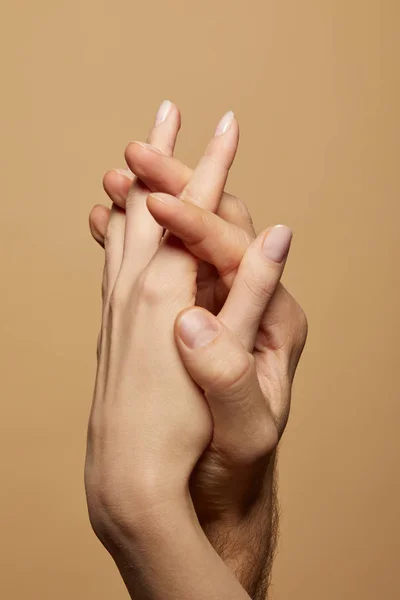 Visão Parcial Homem Mulher Mãos Dadas Isoladas Bege — Fotografia de Stock
