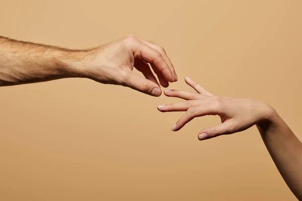 Visão Cortada Homem Fazendo Proposta Casamento Com Mulher Isolada Bege — Fotografia de Stock