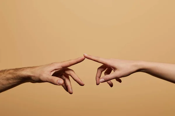 Bej Renginde Izole Edilmiş Parmaklarıyla Birbirine Dokunan Kadın Erkek Manzarası — Stok fotoğraf