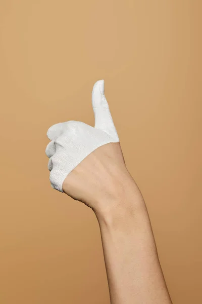 Обрезанный Вид Женщины Белой Раскрашенной Рукой Показывающей Большой Палец Бежевом — стоковое фото