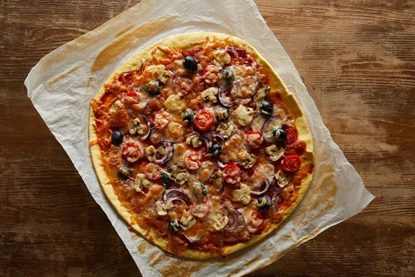 Vista Superior Deliciosa Pizza Com Tomate Cereja Azeitonas Parmesão Pergaminho — Fotografia de Stock