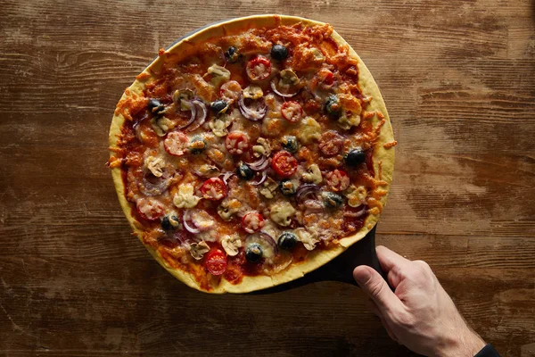 Обрезанный Вид Человека Пиццей Деревянном Фоне — стоковое фото