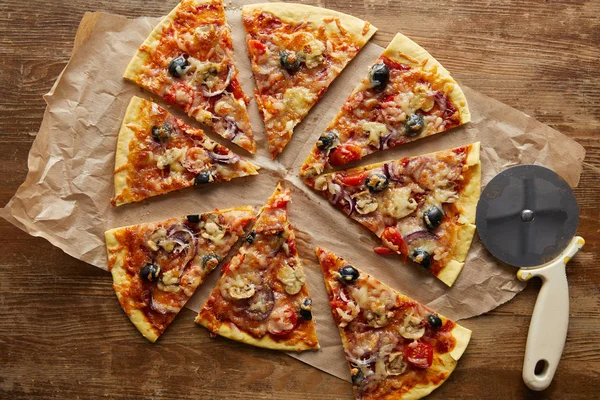 Bovenaanzicht Van Gesneden Heerlijke Italiaanse Pizza Met Olijven Bakpapier Buurt — Stockfoto