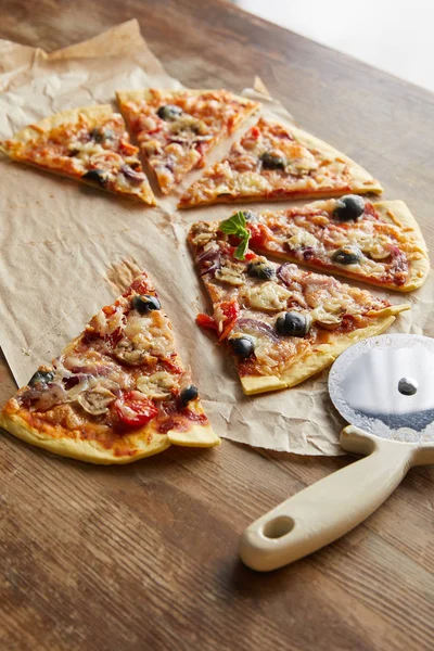 Snijd Heerlijke Italiaanse Pizza Met Olijven Bakpapier Met Pizza Mes — Stockfoto