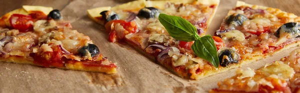 Klipp Läcker Italiensk Pizza Med Oliver Och Basilika Bakplåtspapper Träbord — Stockfoto