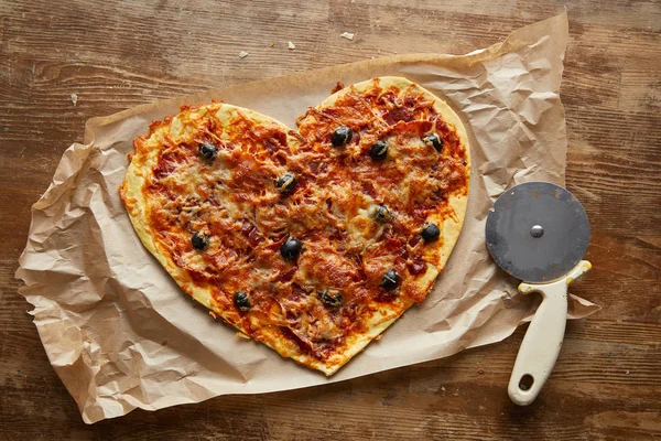 Draufsicht Auf Köstliche Italienische Pizza Herzform Auf Backpapier Der Nähe — Stockfoto