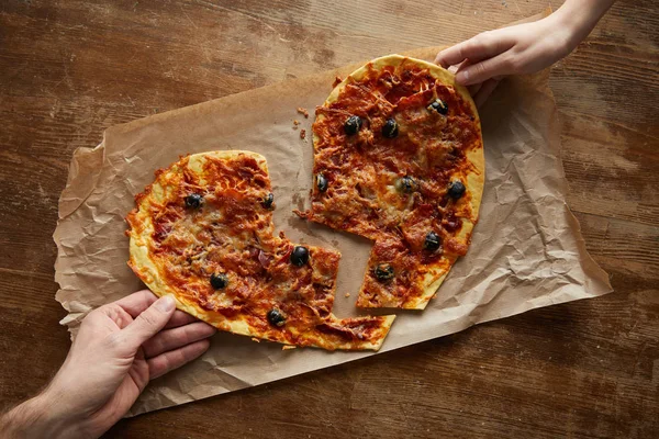 Bijgesneden Weergave Van Paar Met Heerlijke Italiaanse Pizza Gebroken Vorm — Stockfoto