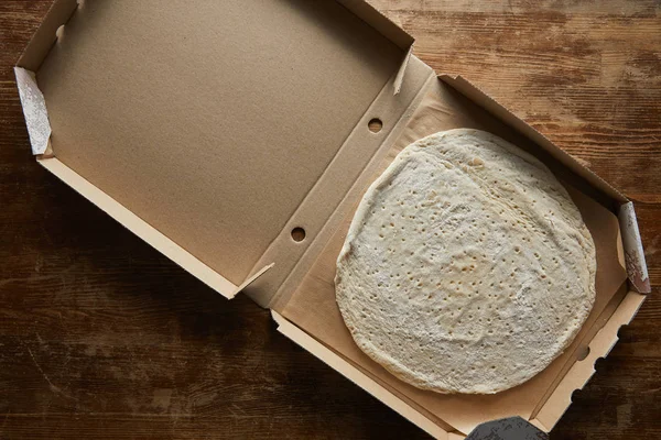 Top View Nyers Tészta Pizza Doboz Fából Készült Asztalon — Stock Fotó