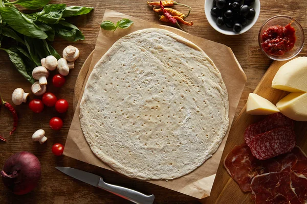 Top View Raw Dough Ingredients Pizza Wooden Table — Stock Photo, Image