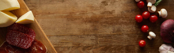 вид сверху на ингредиенты для пиццы на деревянном столе, панорамный снимок
