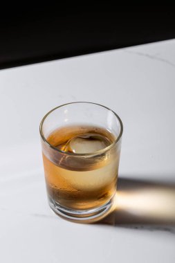 Siyah üzerine izole edilmiş viski bardağında buz küpü. 