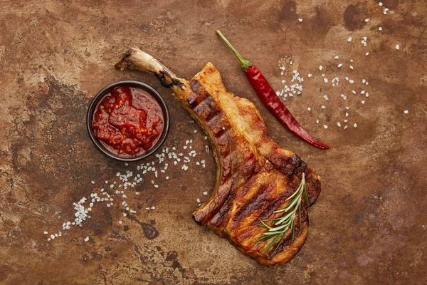 Bovenaanzicht Van Ribeye Steak Met Chili Peper Tomatensaus Zout Stenen — Stockfoto