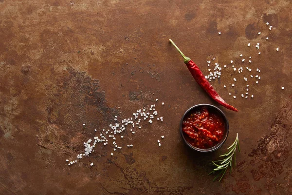 Bovenaanzicht Van Tomatensaus Schaal Met Chili Peper Rozemarijn Zout Stenen — Stockfoto