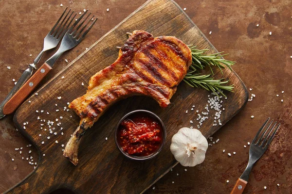 Top View Ribeye Steak Tomato Sauce Garlic Chopping Board Forks — Stock Photo, Image