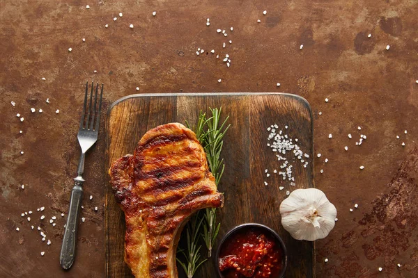 Top View Grilled Steak Tomato Sauce Garlic Cutting Board Fork — Stock Photo, Image