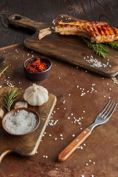 Selective Focus Delicious Ribeye Steak Cutting Board Garlic Tomato Sauce — Stock Photo, Image