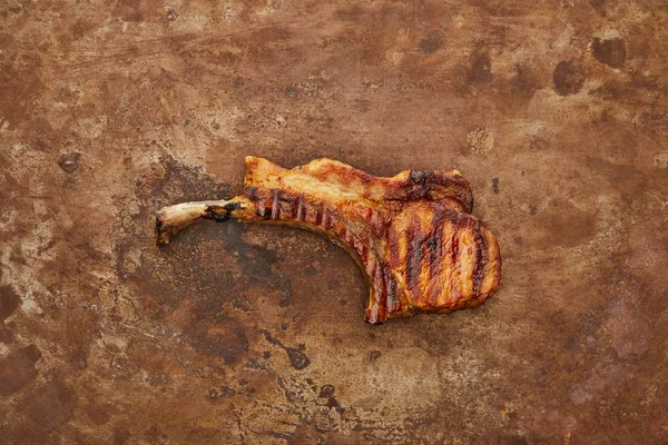 纹理石材表面烤牛肉的顶视图 — 图库照片