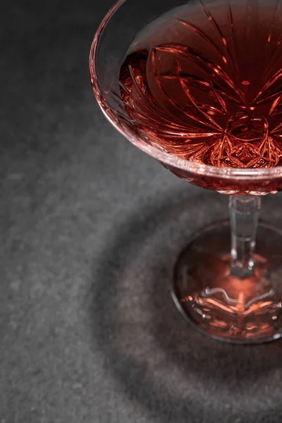 Selektiver Fokus Des Glases Mit Rotwein Auf Grauer Oberfläche — Stockfoto