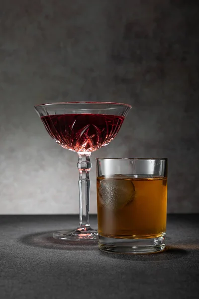 Rode Wijn Bij Glas Whisky Met Ijsblokje Zwart — Stockfoto