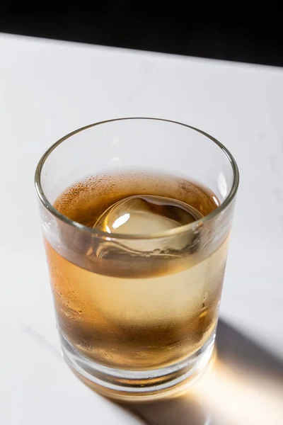 Ijsblokje Glas Whisky Wit Zwart — Stockfoto